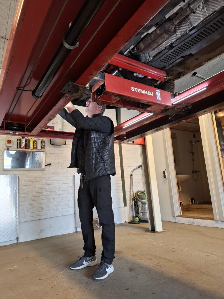 Hos Hedensted Bilsyn sørger vi for et grundigt tjek af din bil