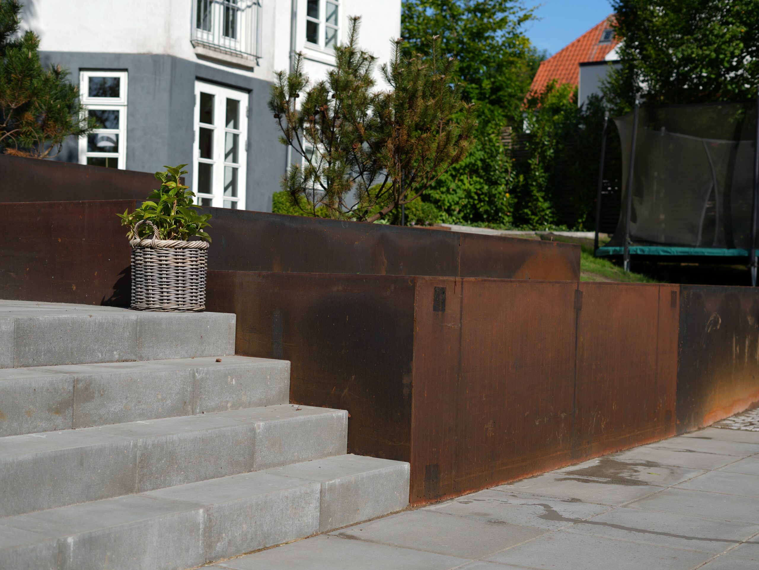 Cortenstål stilren have og indkørsel